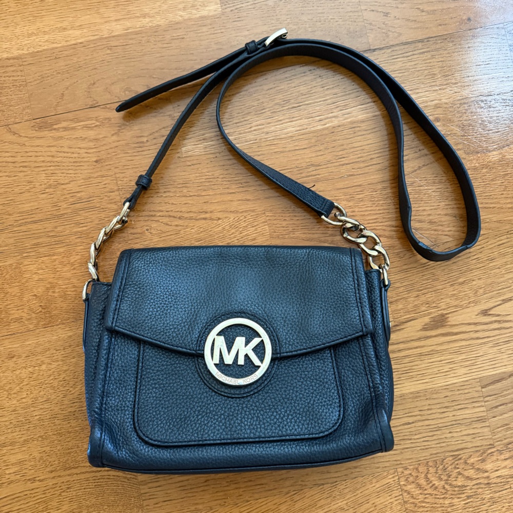 Michael Kors Black Crossbody Bag Sleek Design